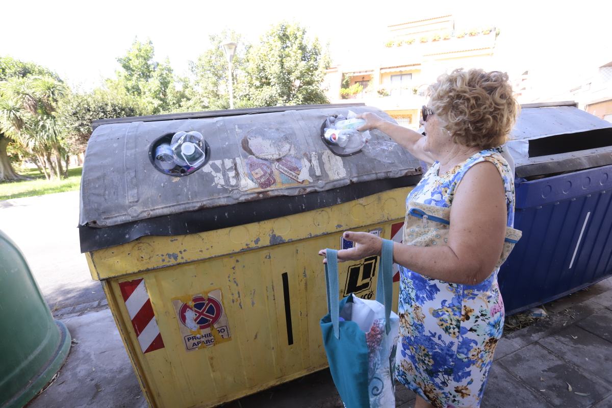 El único camión operativo no tiene tiempo de realizar el recorrido completo por la noche y lo termina por la mañana 