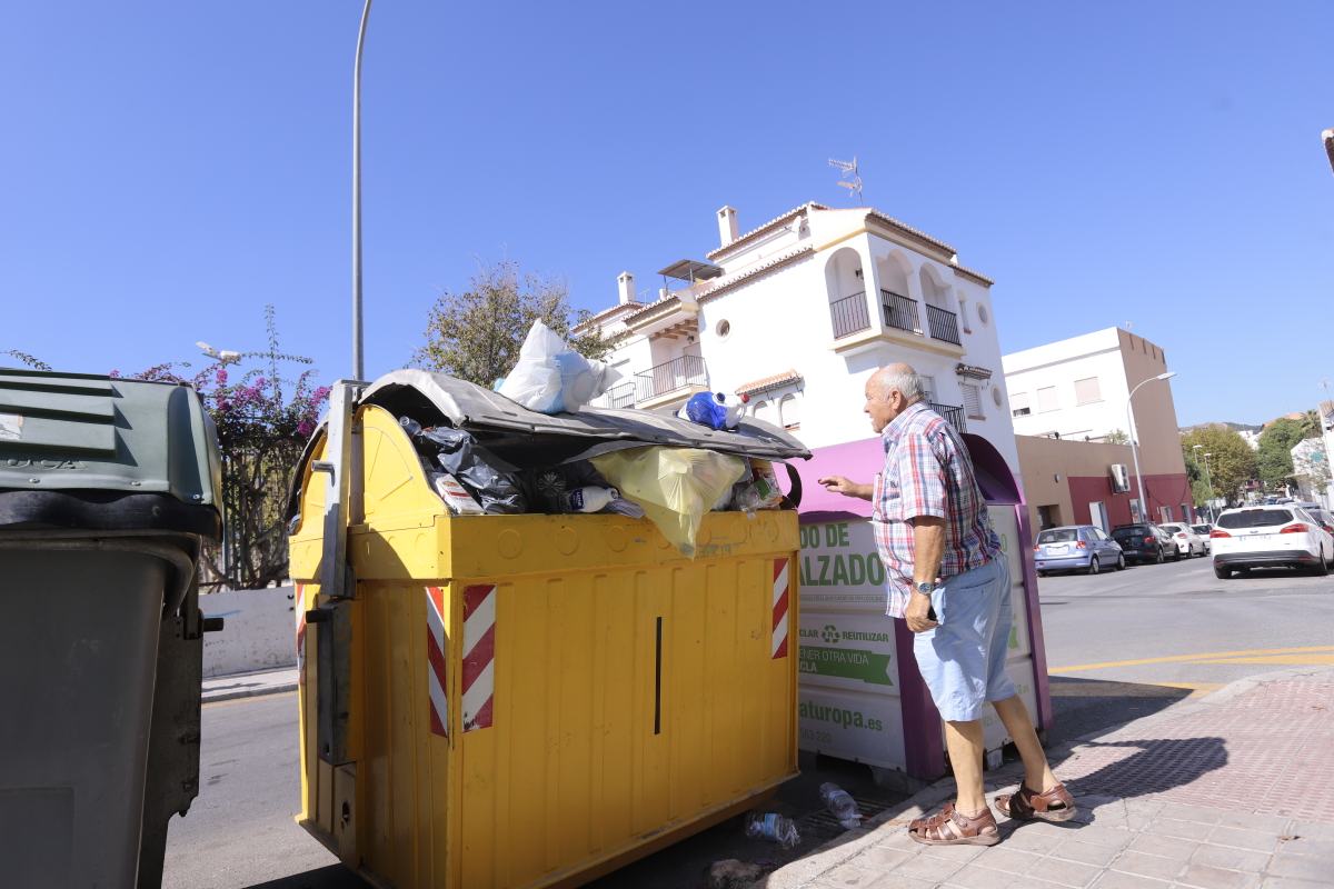 El único camión operativo no tiene tiempo de realizar el recorrido completo por la noche y lo termina por la mañana 