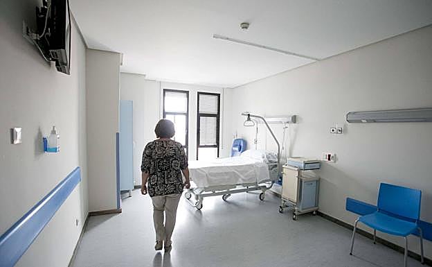 Una de las habitaciones del hospital de Motril, uno de los comarcales que padecen falta de personal, según los sindicatos. 