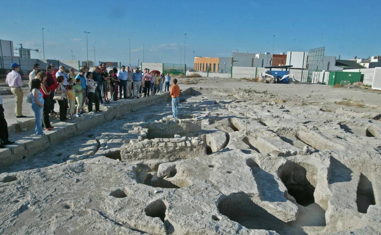 Visita en 2007 a los restos arqueológicos aparecidos en la parcela de la Ciudad de la Justicia. 