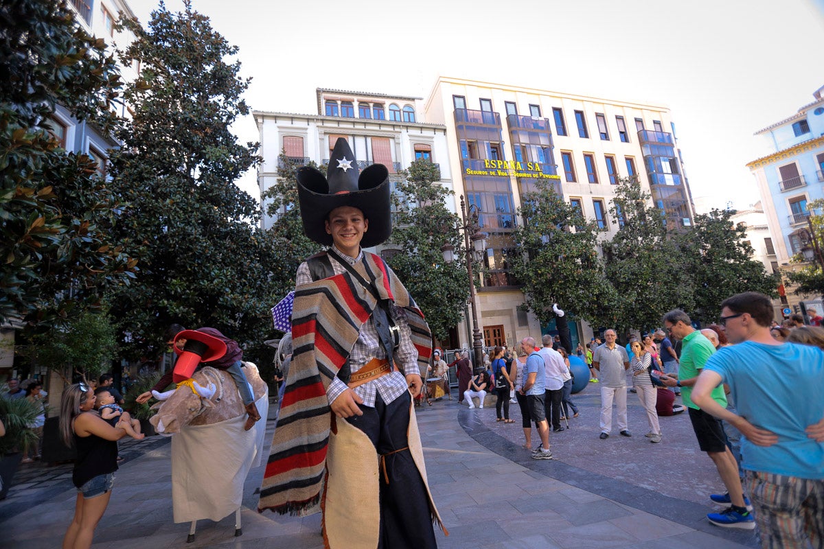 Su creadores, Juanjo Guarnido y Juan Díaz Canalaes, reciben un cálido homenaje en la inauguración del festival patrocinado por Cervezas Alhambra 