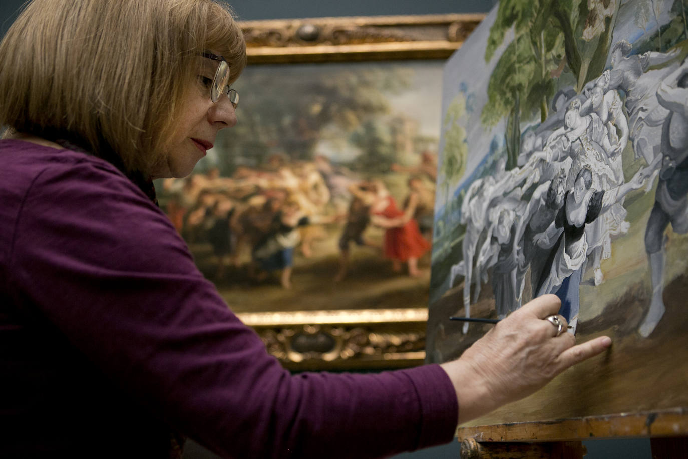 Marina Torres era profesora de Dibujo en un instituto de Alicante. Ahora, ya jubilada, dedica su tiempo a copiar las 'Danzas de personajes mitológicos', de Rubens