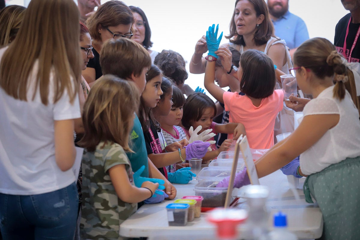 El gran evento de divulgación científica ofrece esta tarde-noche talleres y ponencias de todo tipo para todos los granadinos 