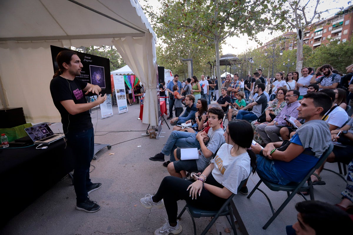 El gran evento de divulgación científica ofrece esta tarde-noche talleres y ponencias de todo tipo para todos los granadinos 