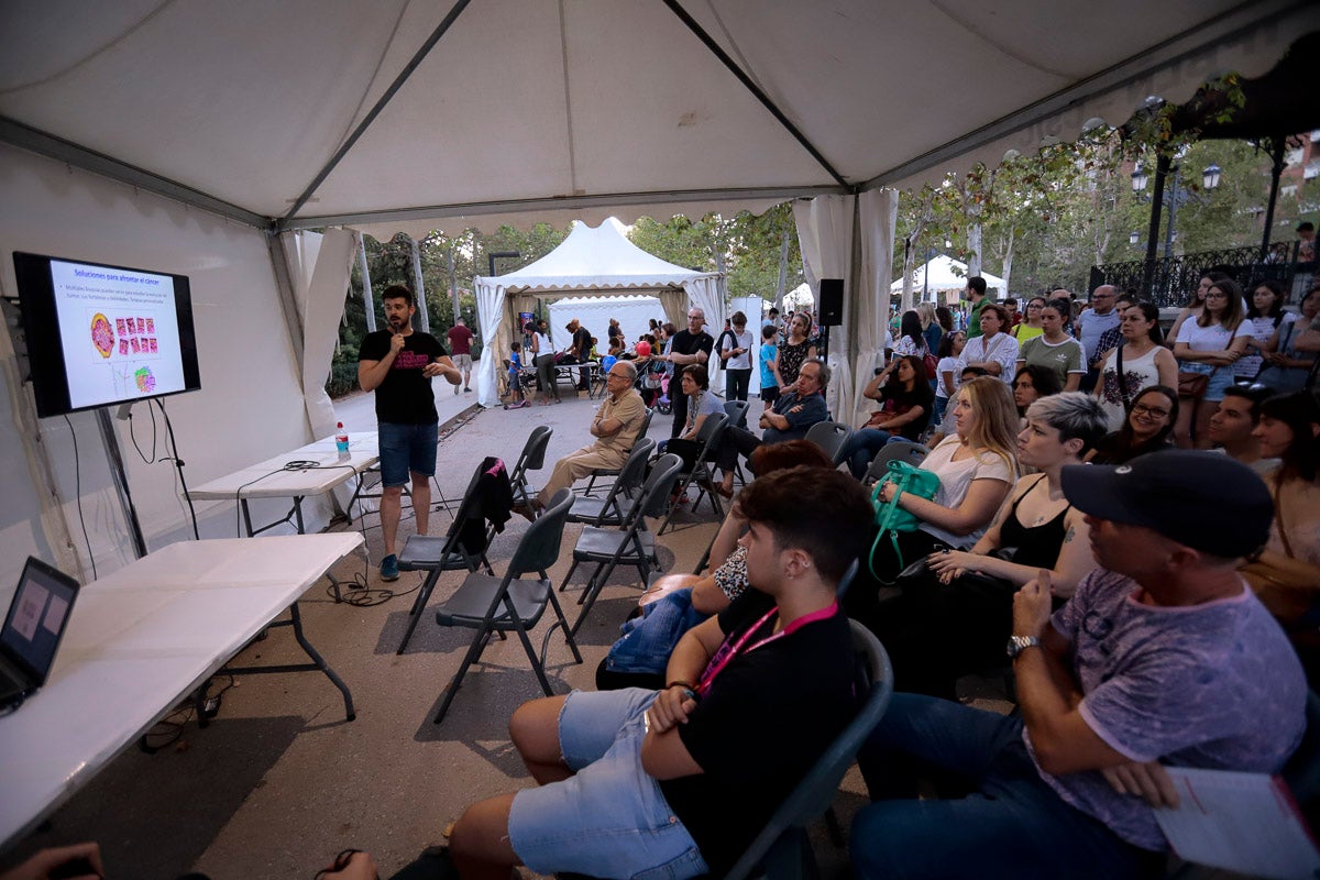 El gran evento de divulgación científica ofrece esta tarde-noche talleres y ponencias de todo tipo para todos los granadinos 