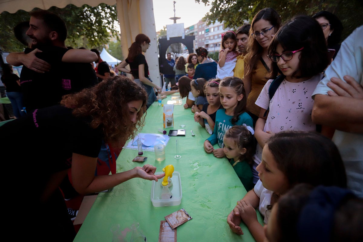 El gran evento de divulgación científica ofrece esta tarde-noche talleres y ponencias de todo tipo para todos los granadinos 