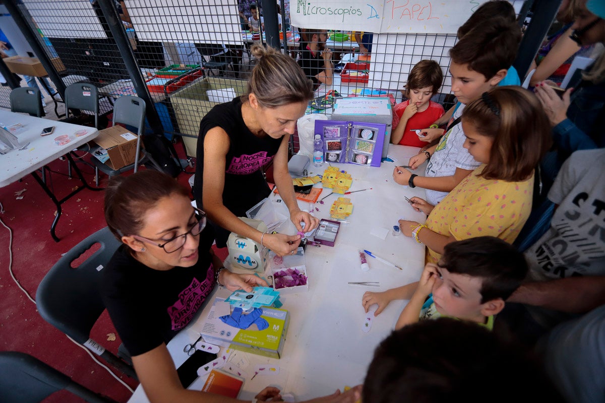 El gran evento de divulgación científica ofrece esta tarde-noche talleres y ponencias de todo tipo para todos los granadinos 