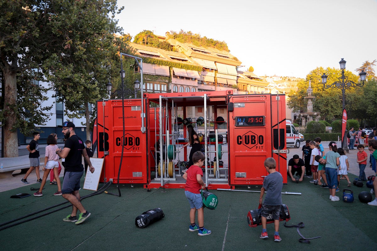 El gran evento de divulgación científica ofrece esta tarde-noche talleres y ponencias de todo tipo para todos los granadinos 