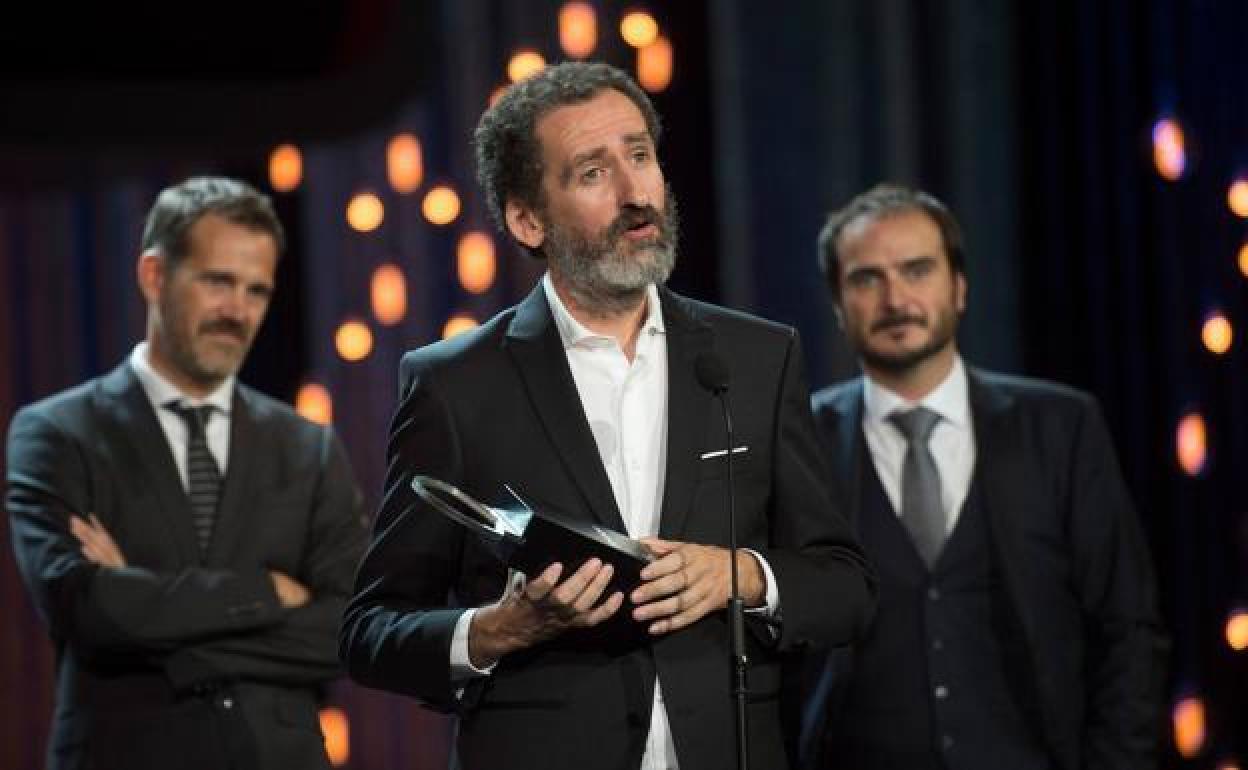 Jose Mari Goenaga, Jon Garaño y Aitor Arregi, directores de 'La trinchera infinita' y ganadores del premio a la mejor dirección y guion en San Sebastián.