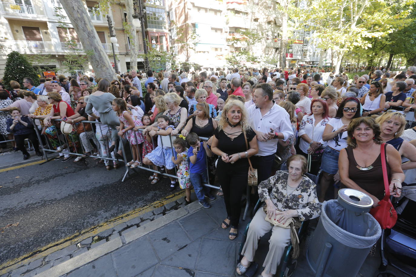 La Romería de San Miguel en el Albaicín y los puestos en la Carrera anticipan una tarde espléndida de devoción a la Virgen de las Angustias 