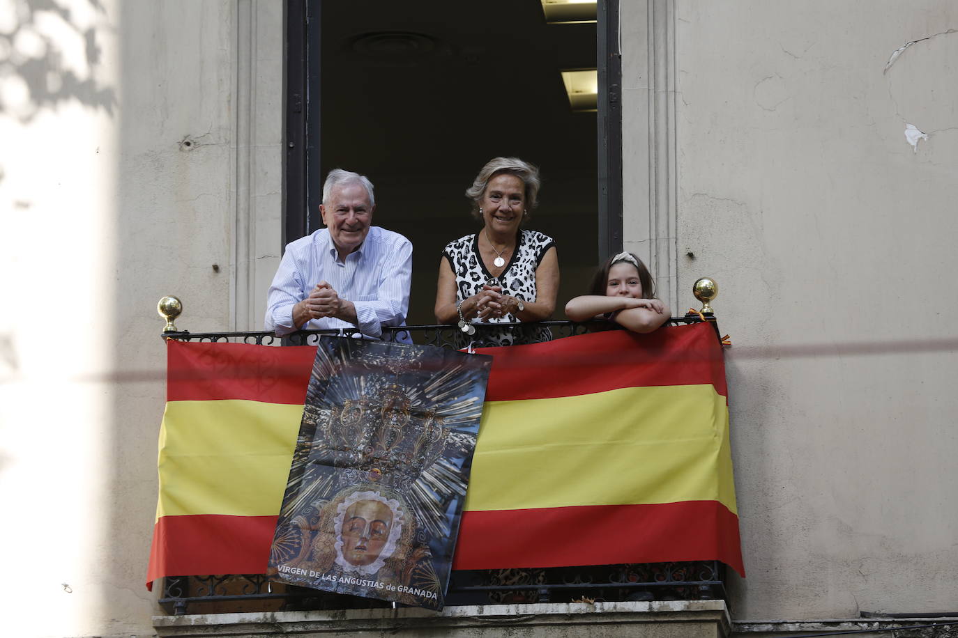 La Romería de San Miguel en el Albaicín y los puestos en la Carrera anticipan una tarde espléndida de devoción a la Virgen de las Angustias 