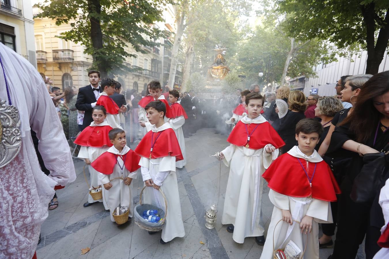 La Romería de San Miguel en el Albaicín y los puestos en la Carrera anticipan una tarde espléndida de devoción a la Virgen de las Angustias 