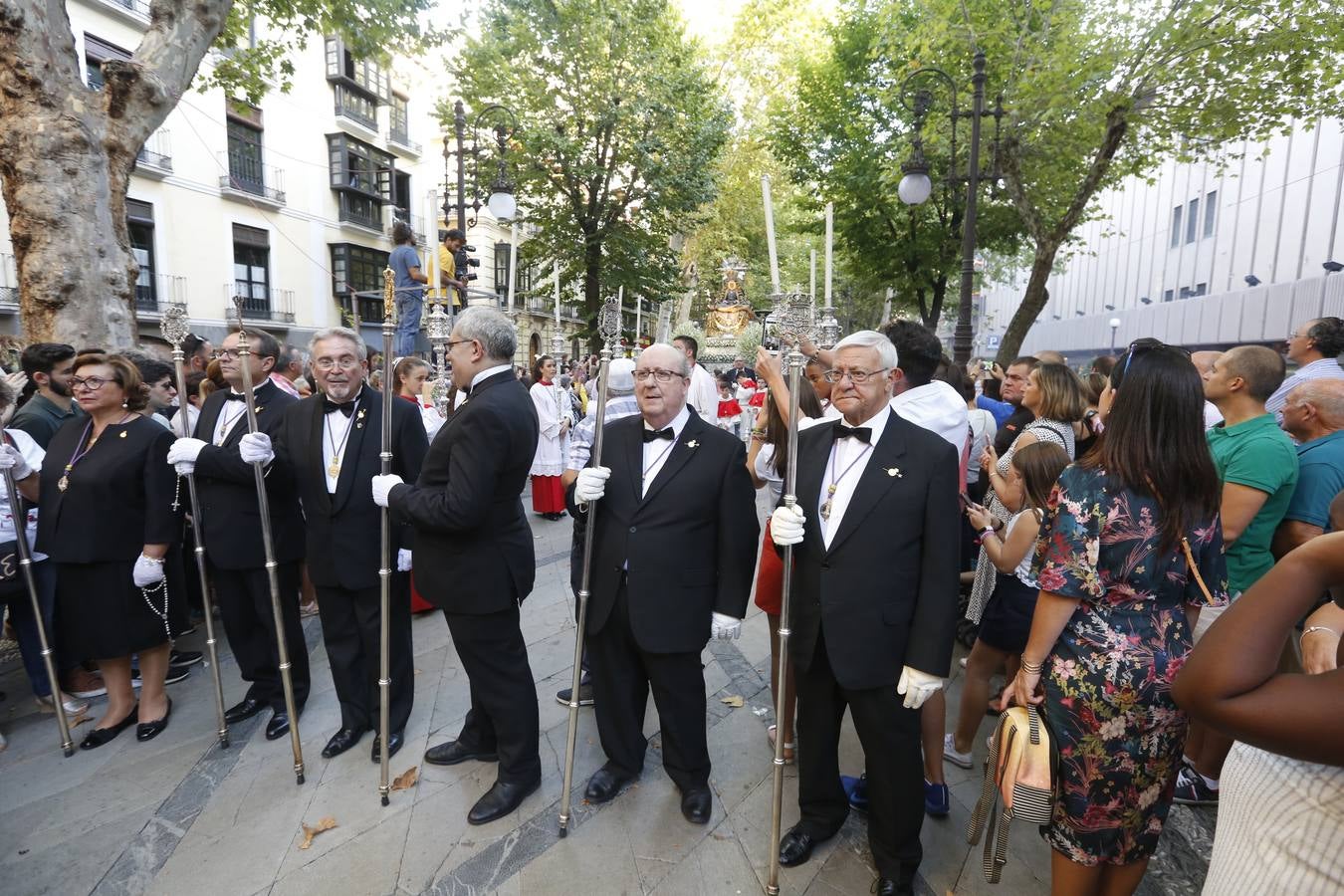 La Romería de San Miguel en el Albaicín y los puestos en la Carrera anticipan una tarde espléndida de devoción a la Virgen de las Angustias 