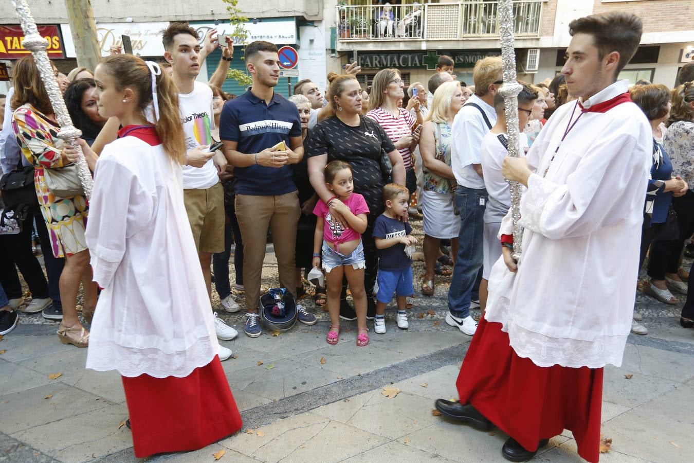 La Romería de San Miguel en el Albaicín y los puestos en la Carrera anticipan una tarde espléndida de devoción a la Virgen de las Angustias 