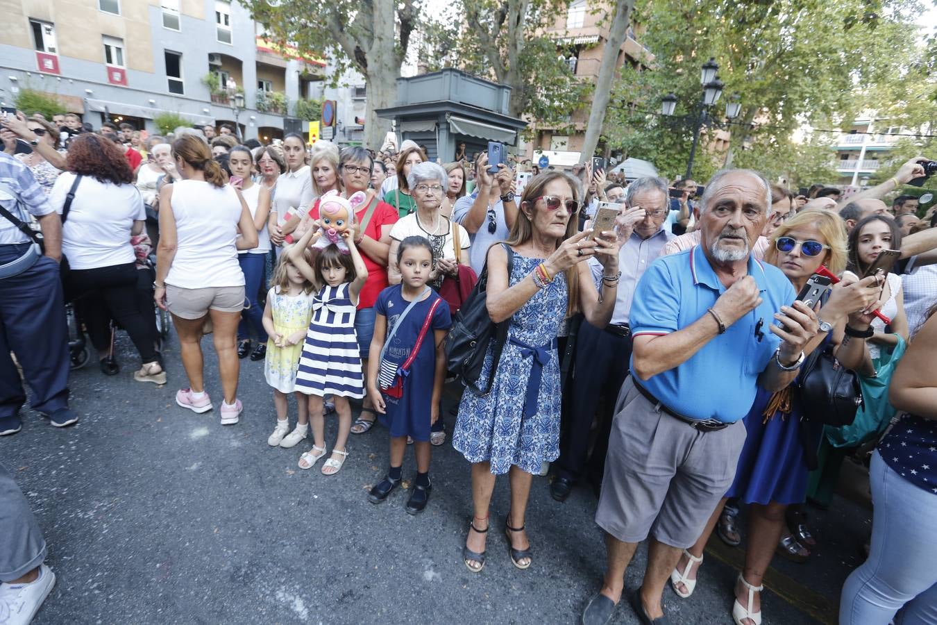 La Romería de San Miguel en el Albaicín y los puestos en la Carrera anticipan una tarde espléndida de devoción a la Virgen de las Angustias 