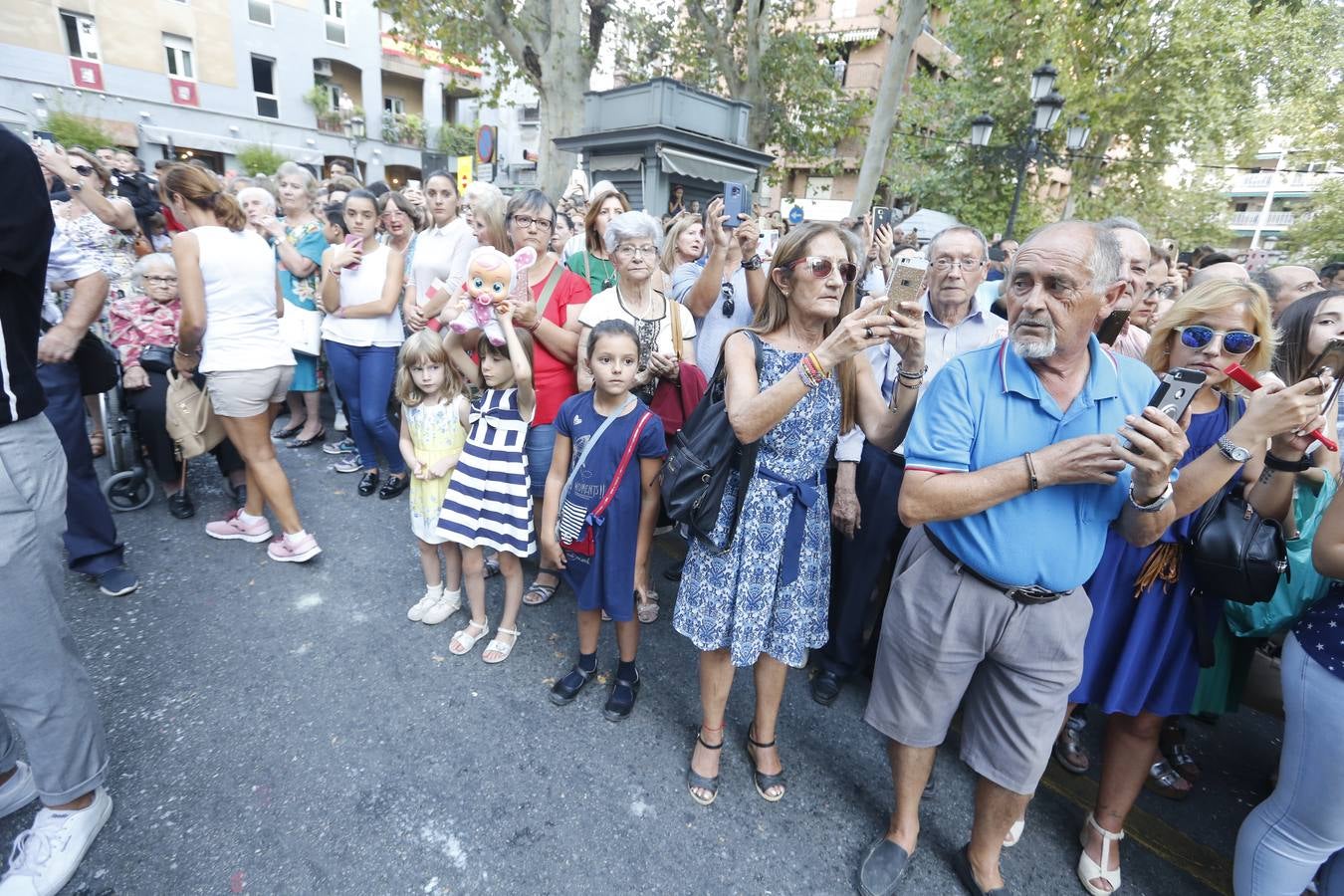 La Romería de San Miguel en el Albaicín y los puestos en la Carrera anticipan una tarde espléndida de devoción a la Virgen de las Angustias 