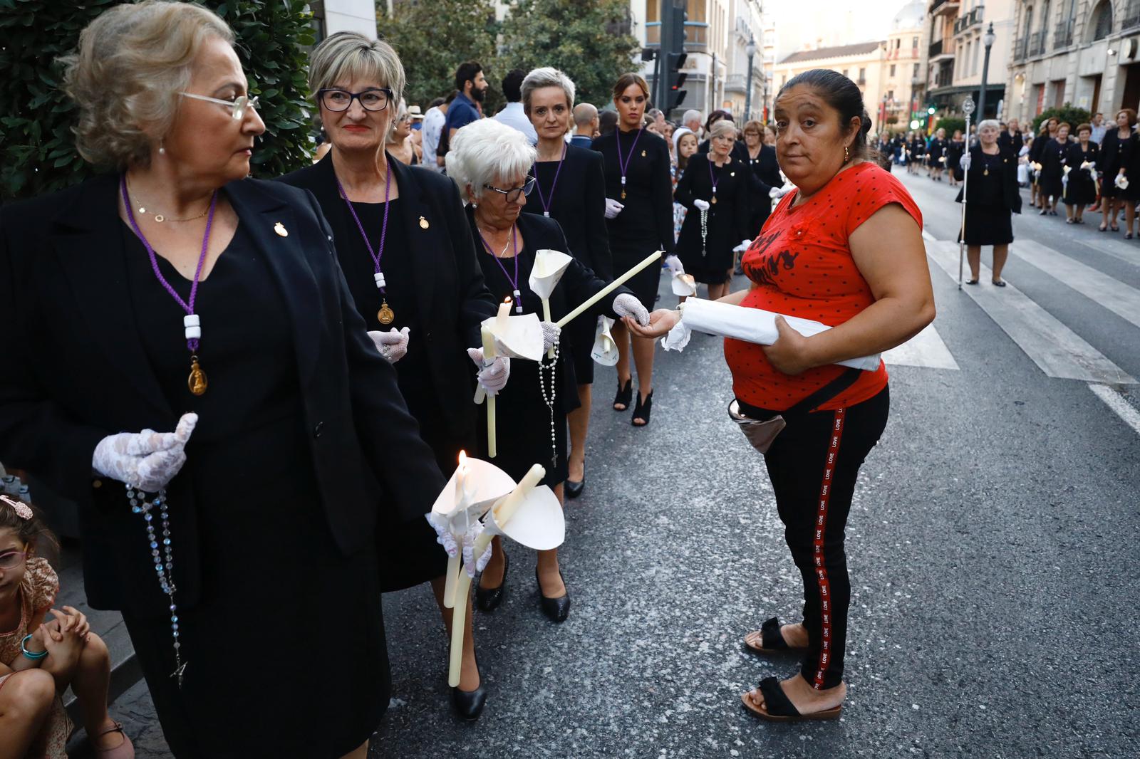La Romería de San Miguel en el Albaicín y los puestos en la Carrera anticipan una tarde espléndida de devoción a la Virgen de las Angustias 