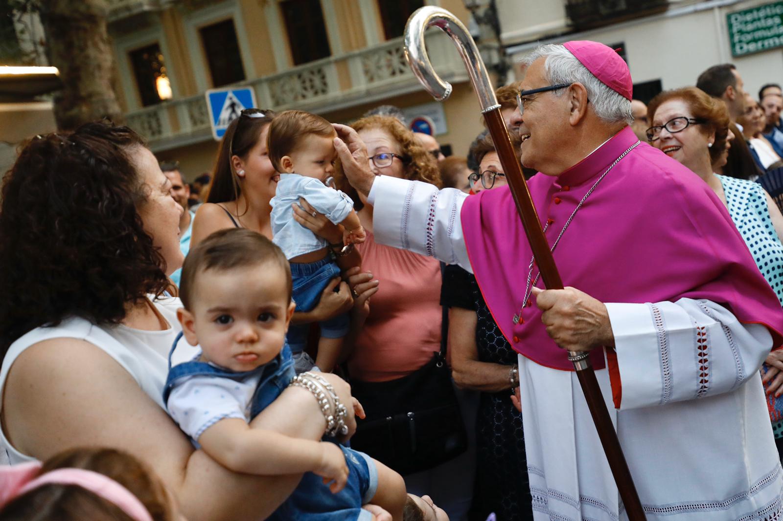 La Romería de San Miguel en el Albaicín y los puestos en la Carrera anticipan una tarde espléndida de devoción a la Virgen de las Angustias 
