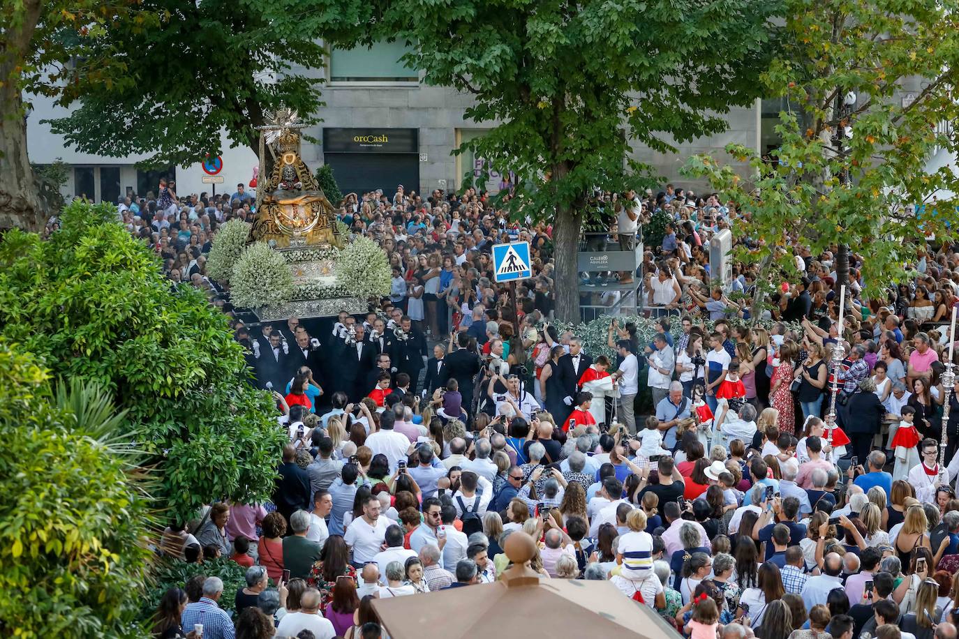 Miles de granadinos y andaluces se han dado cita este domingo en el Centro de la ciudad para acompañar a la Patrona 