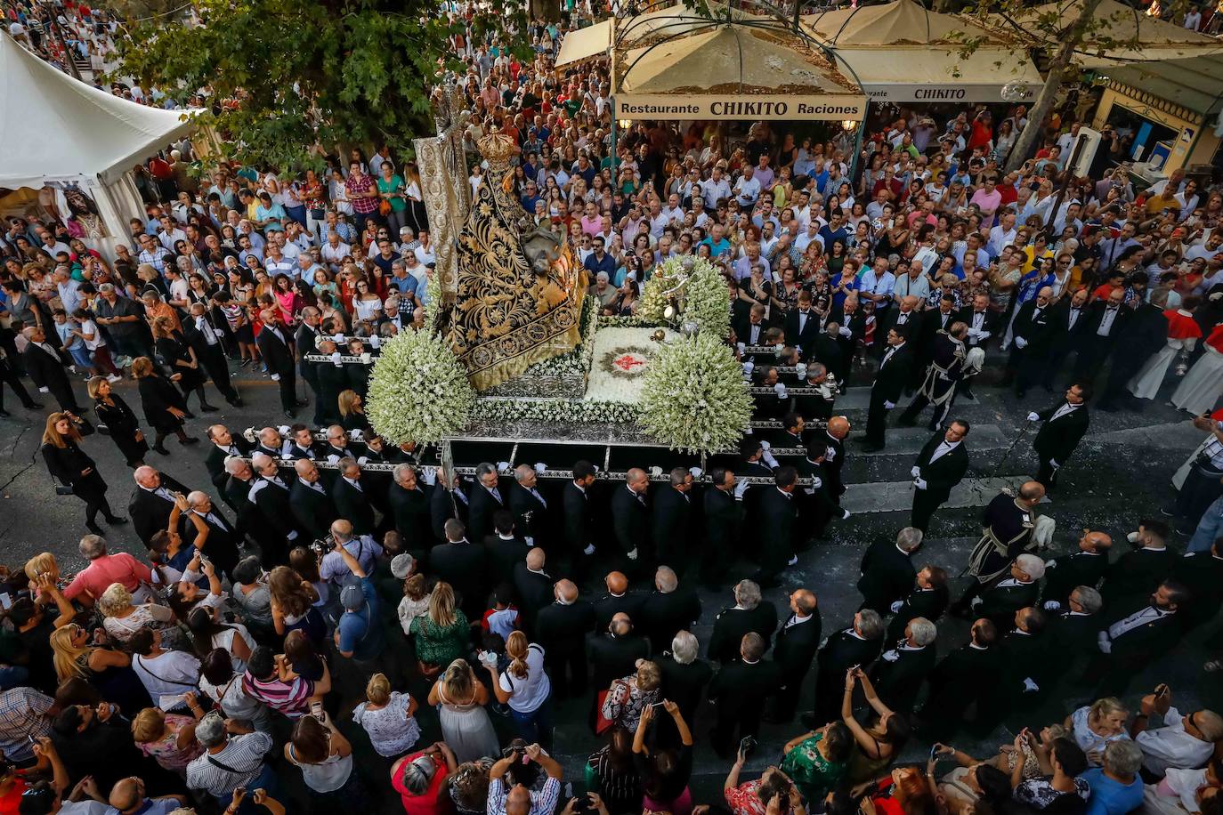 Miles de granadinos y andaluces se han dado cita este domingo en el Centro de la ciudad para acompañar a la Patrona 