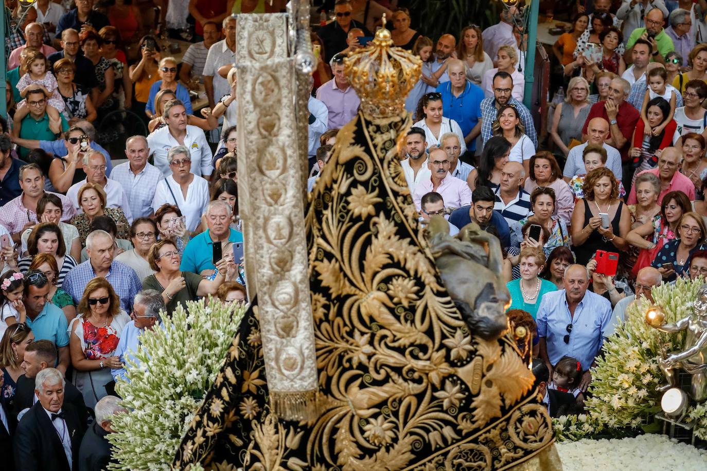 Miles de granadinos y andaluces se han dado cita este domingo en el Centro de la ciudad para acompañar a la Patrona 