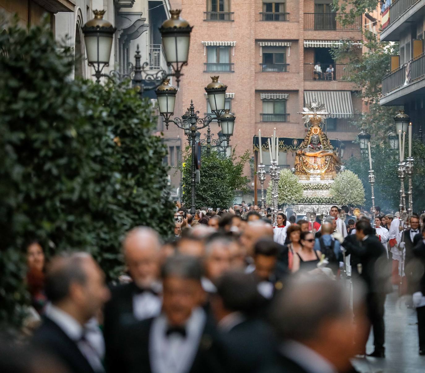 Miles de granadinos y andaluces se han dado cita este domingo en el Centro de la ciudad para acompañar a la Patrona 