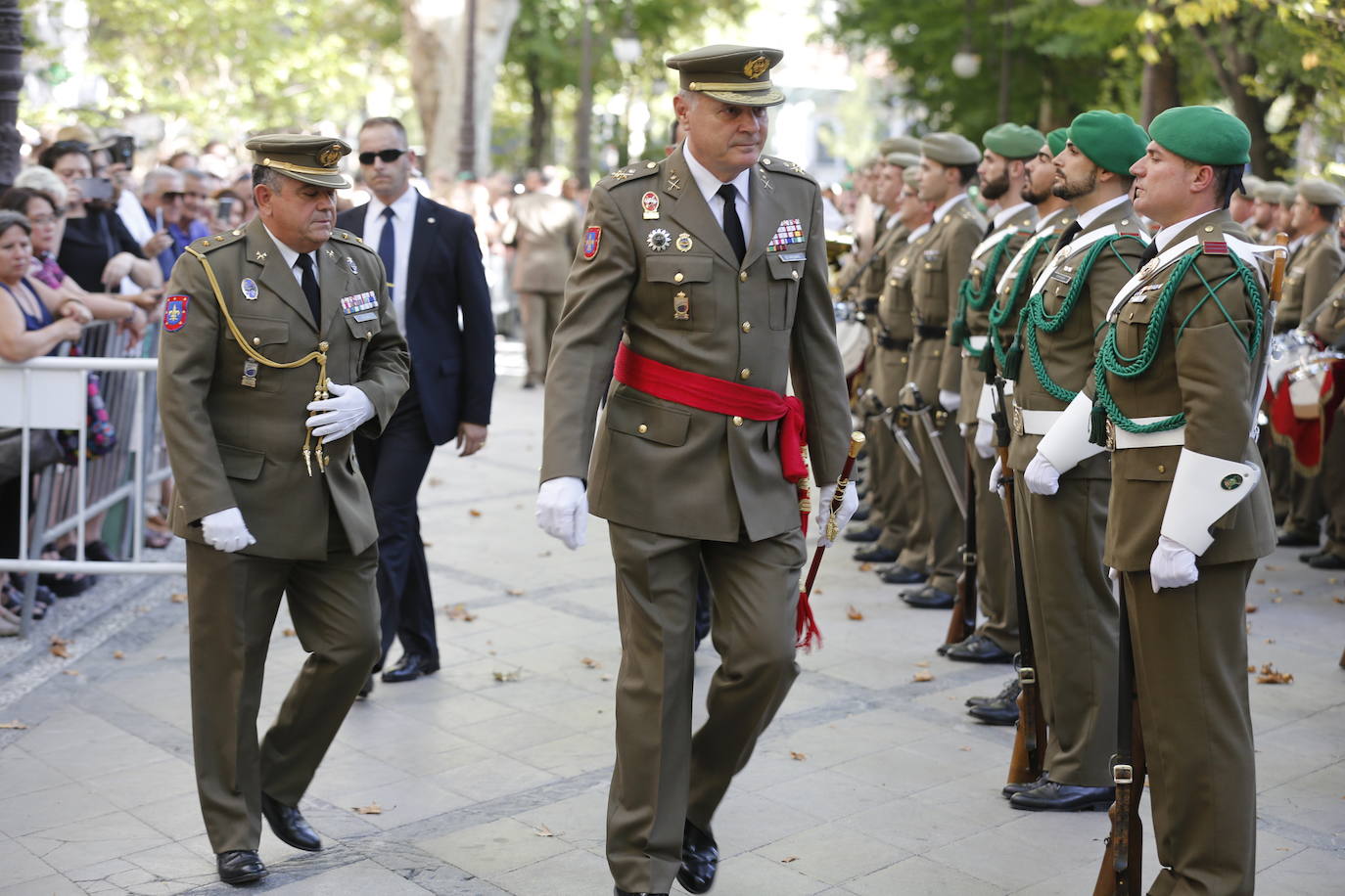 Miles de granadinos y andaluces se han dado cita este domingo en el Centro de la ciudad para acompañar a la Patrona 