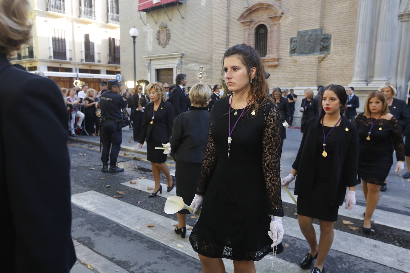 Miles de granadinos y andaluces se han dado cita este domingo en el Centro de la ciudad para acompañar a la Patrona 