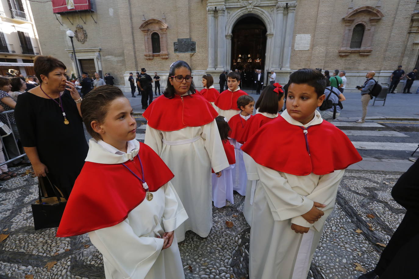 Miles de granadinos y andaluces se han dado cita este domingo en el Centro de la ciudad para acompañar a la Patrona 