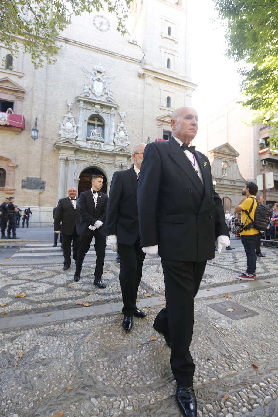 Miles de granadinos y andaluces se han dado cita este domingo en el Centro de la ciudad para acompañar a la Patrona 