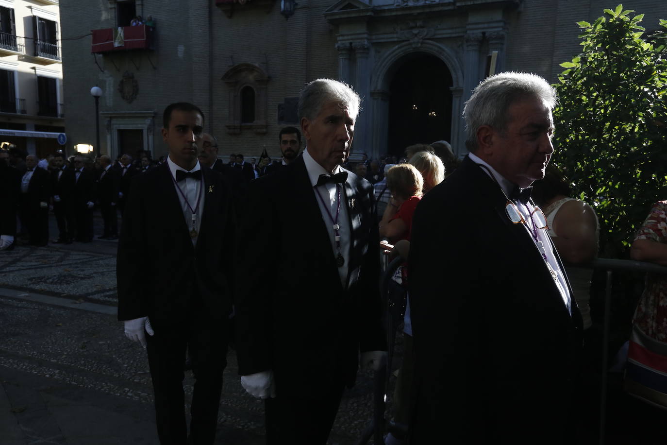 Miles de granadinos y andaluces se han dado cita este domingo en el Centro de la ciudad para acompañar a la Patrona 