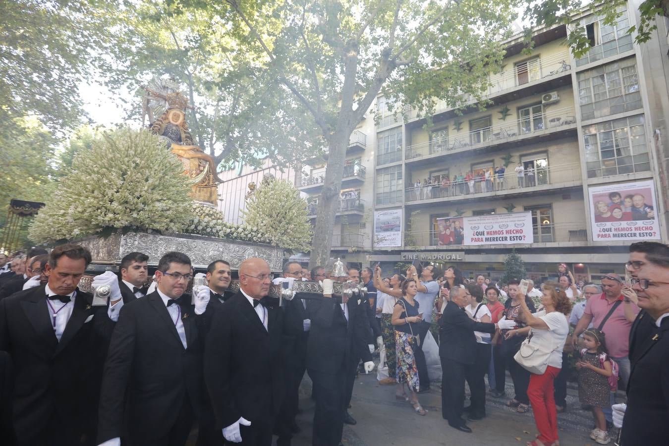 Miles de granadinos y andaluces se han dado cita este domingo en el Centro de la ciudad para acompañar a la Patrona 