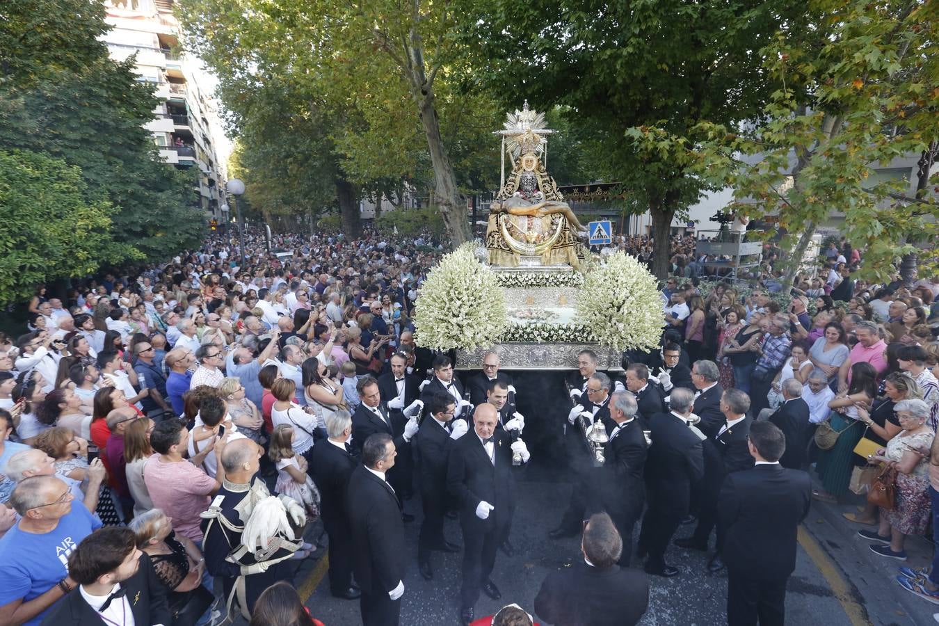 Miles de granadinos y andaluces se han dado cita este domingo en el Centro de la ciudad para acompañar a la Patrona 