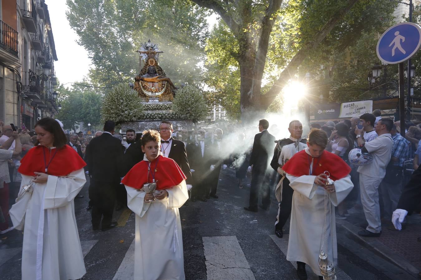 Miles de granadinos y andaluces se han dado cita este domingo en el Centro de la ciudad para acompañar a la Patrona 