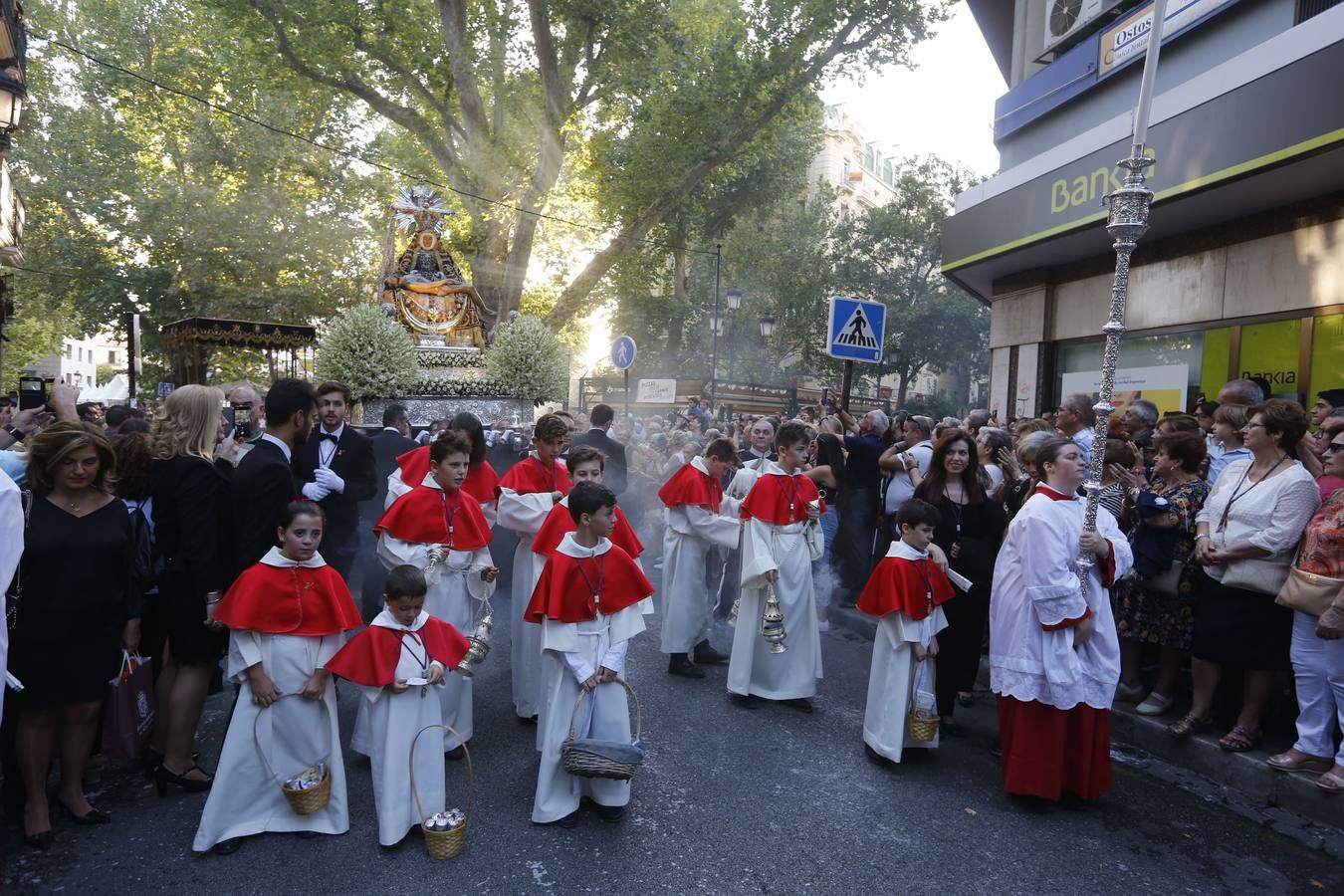 Miles de granadinos y andaluces se han dado cita este domingo en el Centro de la ciudad para acompañar a la Patrona 