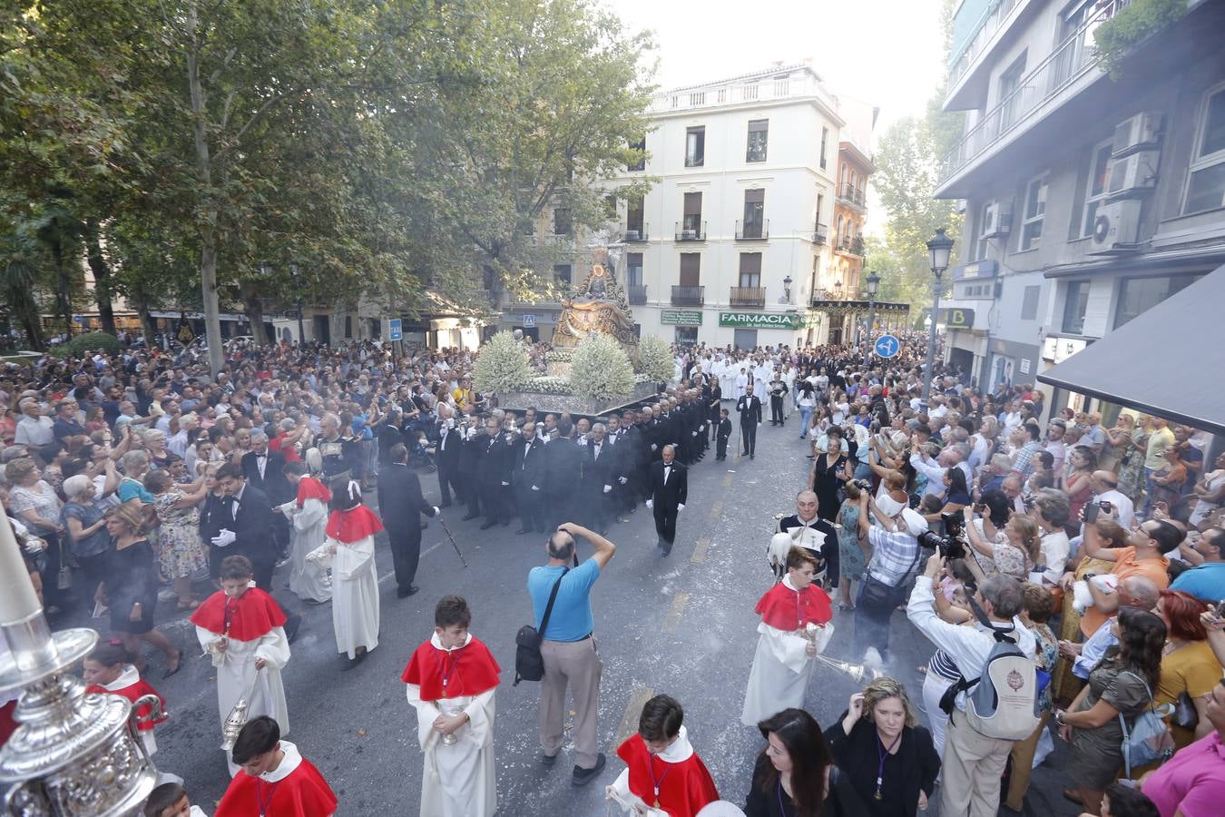 Miles de granadinos y andaluces se han dado cita este domingo en el Centro de la ciudad para acompañar a la Patrona 