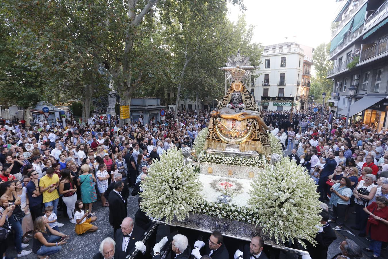 Miles de granadinos y andaluces se han dado cita este domingo en el Centro de la ciudad para acompañar a la Patrona 