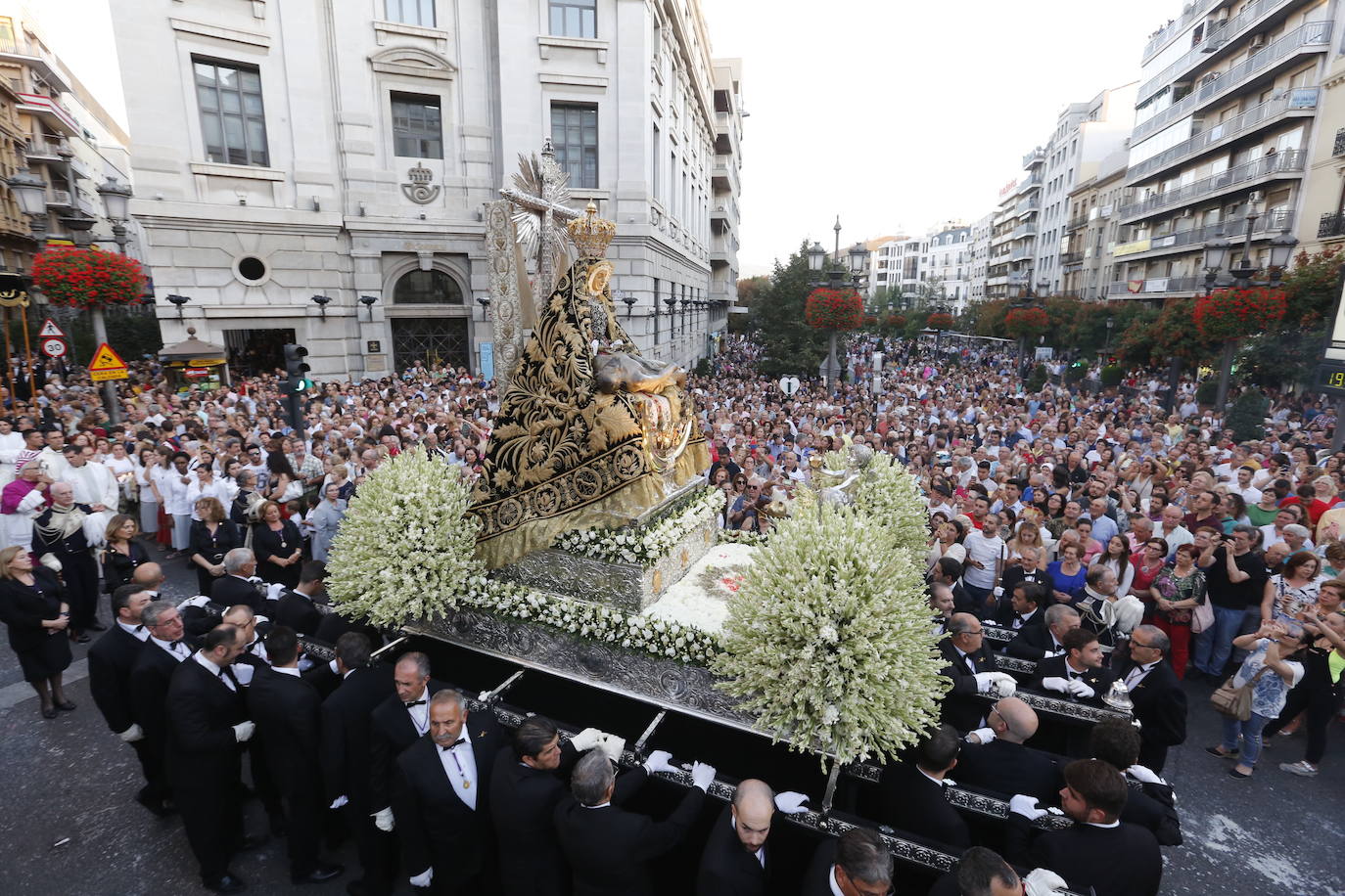 Miles de granadinos y andaluces se han dado cita este domingo en el Centro de la ciudad para acompañar a la Patrona 