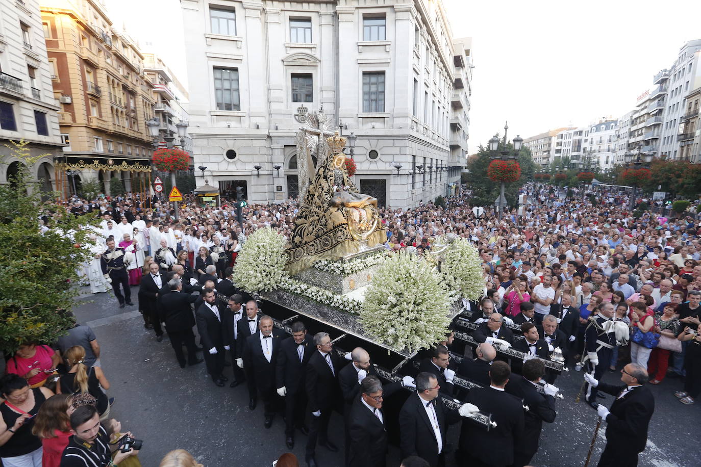 Miles de granadinos y andaluces se han dado cita este domingo en el Centro de la ciudad para acompañar a la Patrona 