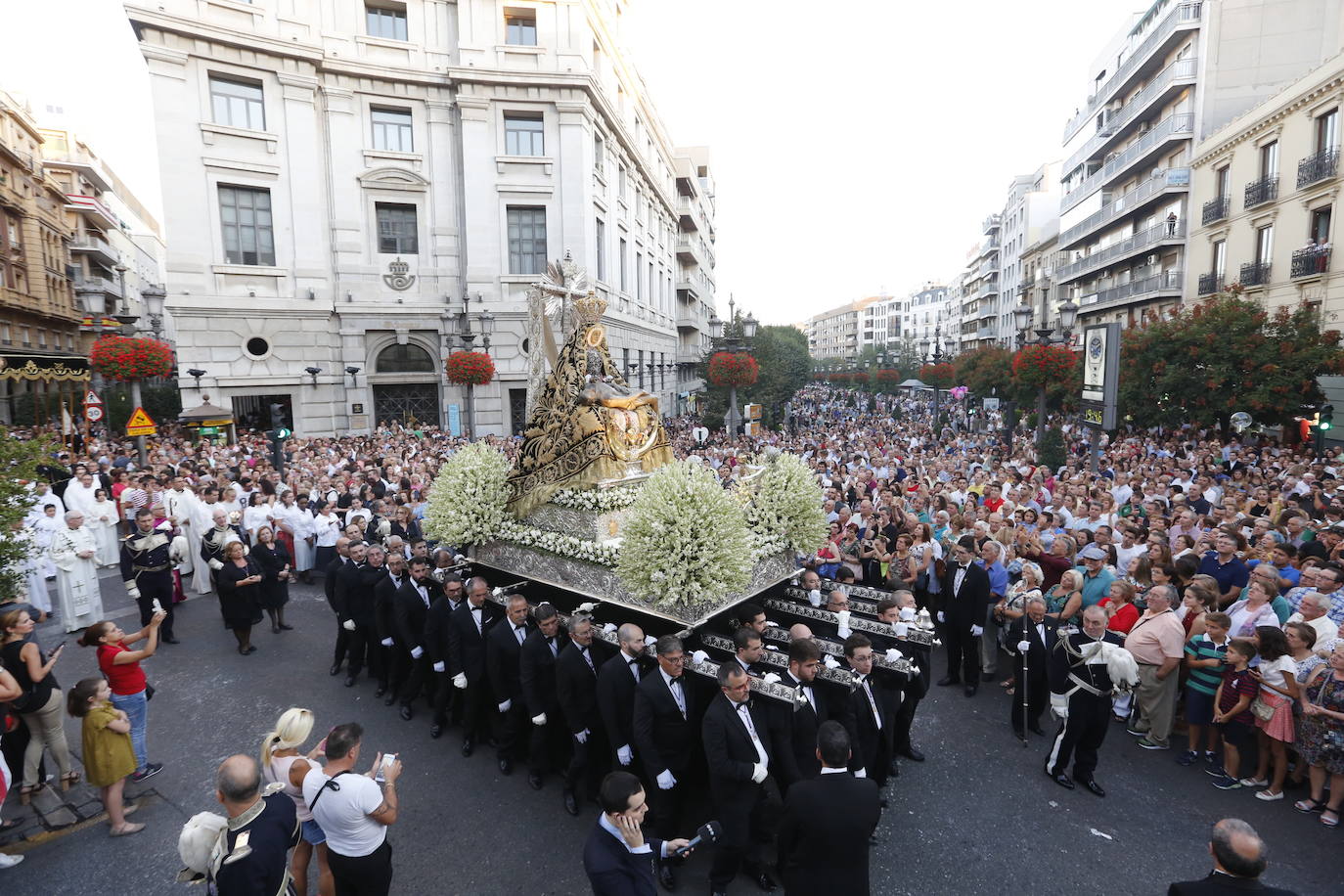 Miles de granadinos y andaluces se han dado cita este domingo en el Centro de la ciudad para acompañar a la Patrona 