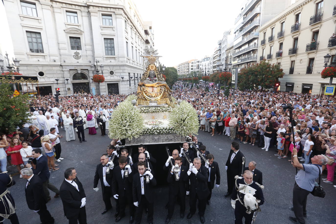 Miles de granadinos y andaluces se han dado cita este domingo en el Centro de la ciudad para acompañar a la Patrona 