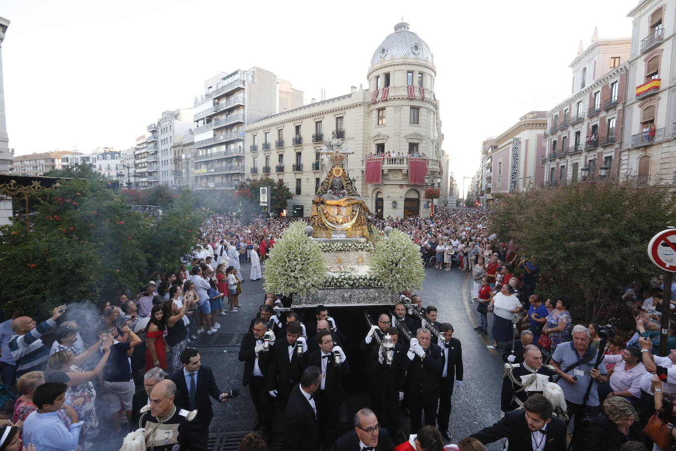 Miles de granadinos y andaluces se han dado cita este domingo en el Centro de la ciudad para acompañar a la Patrona 