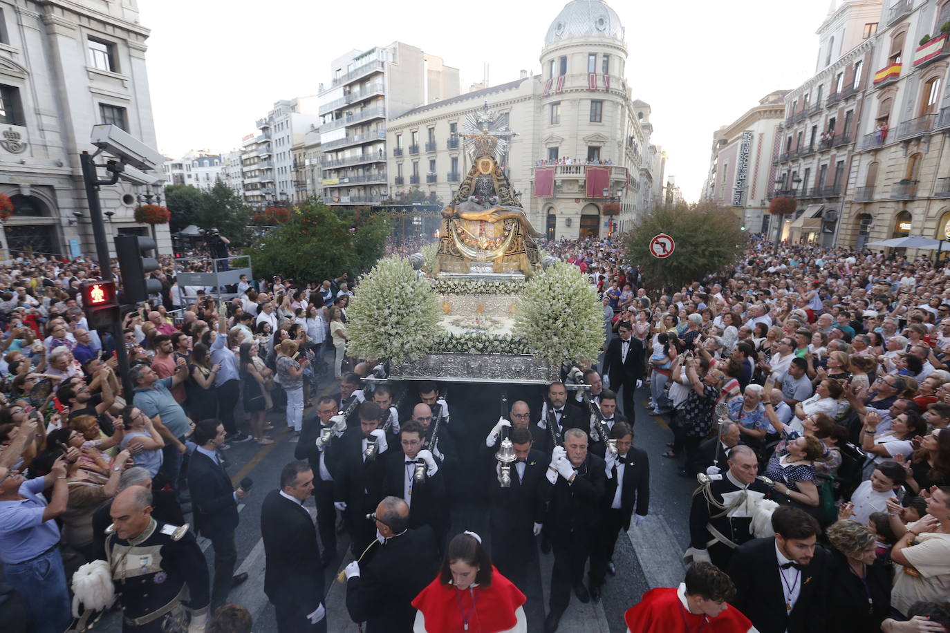 Miles de granadinos y andaluces se han dado cita este domingo en el Centro de la ciudad para acompañar a la Patrona 