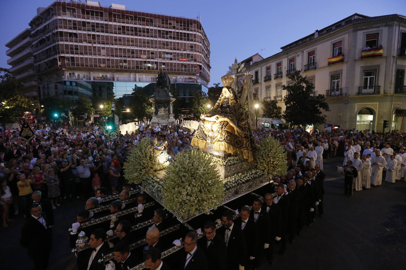 Miles de granadinos y andaluces se han dado cita este domingo en el Centro de la ciudad para acompañar a la Patrona 