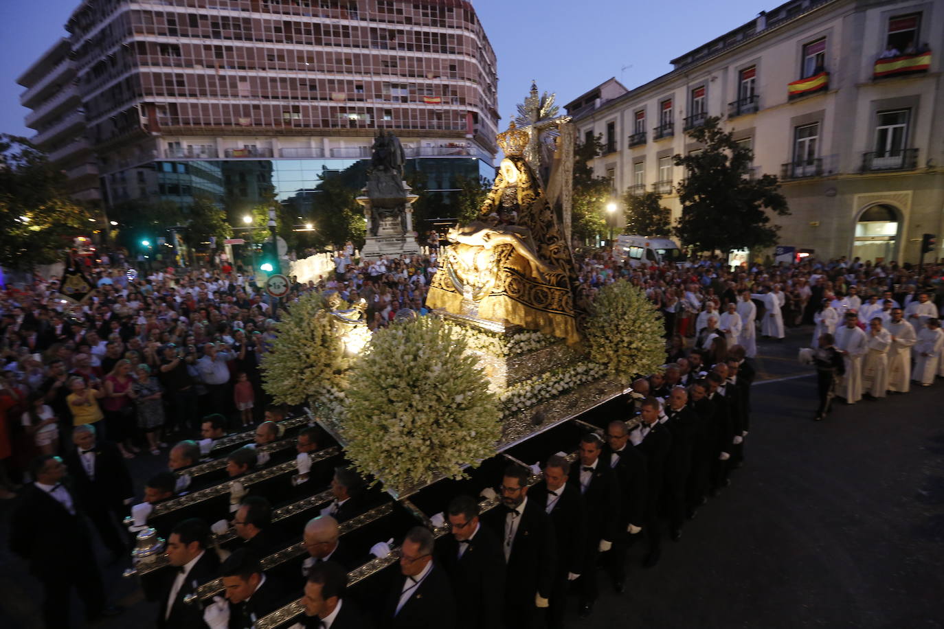 Miles de granadinos y andaluces se han dado cita este domingo en el Centro de la ciudad para acompañar a la Patrona 