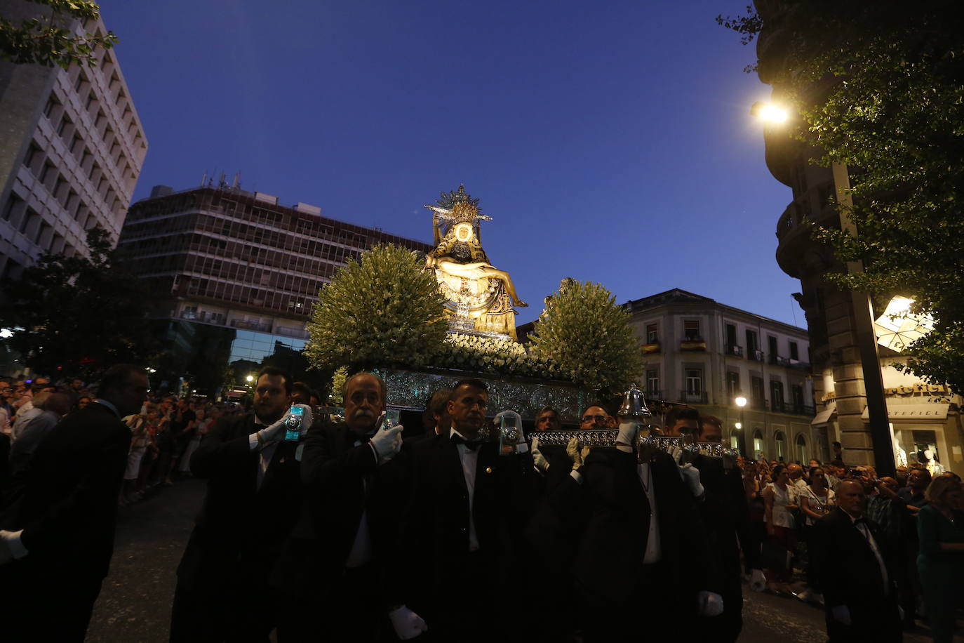 Miles de granadinos y andaluces se han dado cita este domingo en el Centro de la ciudad para acompañar a la Patrona 