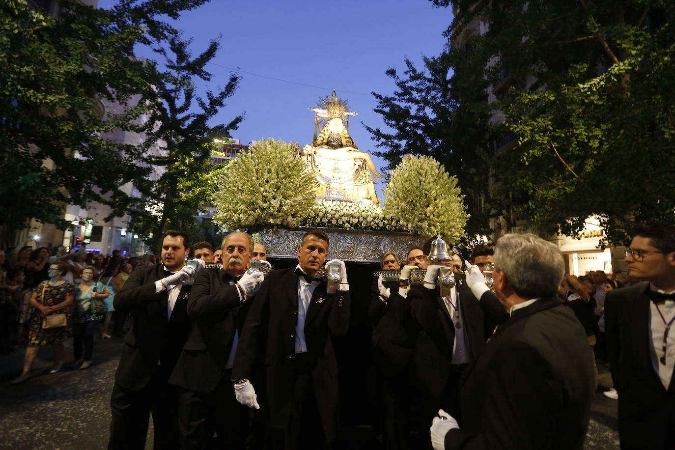 Miles de granadinos y andaluces se han dado cita este domingo en el Centro de la ciudad para acompañar a la Patrona 