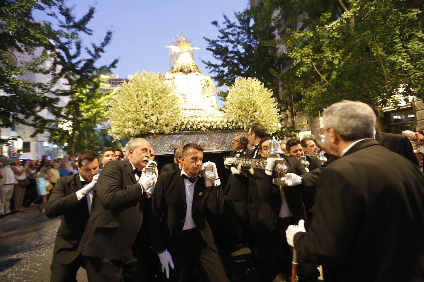 Miles de granadinos y andaluces se han dado cita este domingo en el Centro de la ciudad para acompañar a la Patrona 