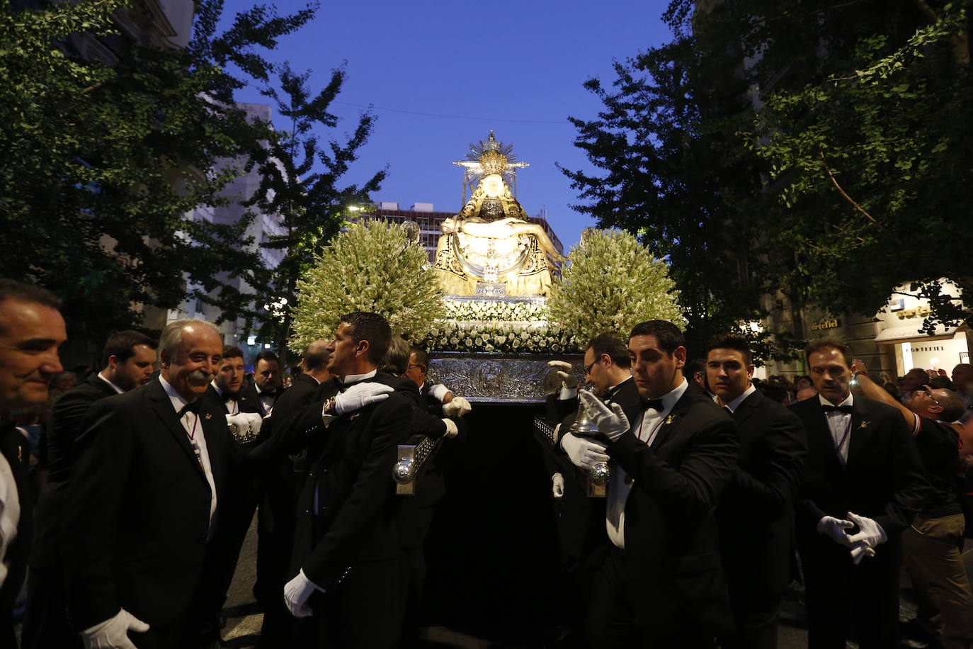 Miles de granadinos y andaluces se han dado cita este domingo en el Centro de la ciudad para acompañar a la Patrona 