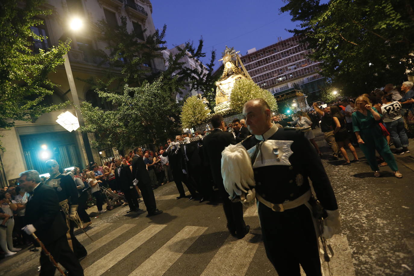 Miles de granadinos y andaluces se han dado cita este domingo en el Centro de la ciudad para acompañar a la Patrona 